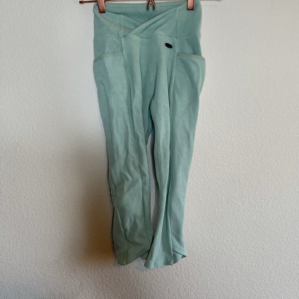 Gymshark mint green cropped ribbed leggings - Picture 2 of 6